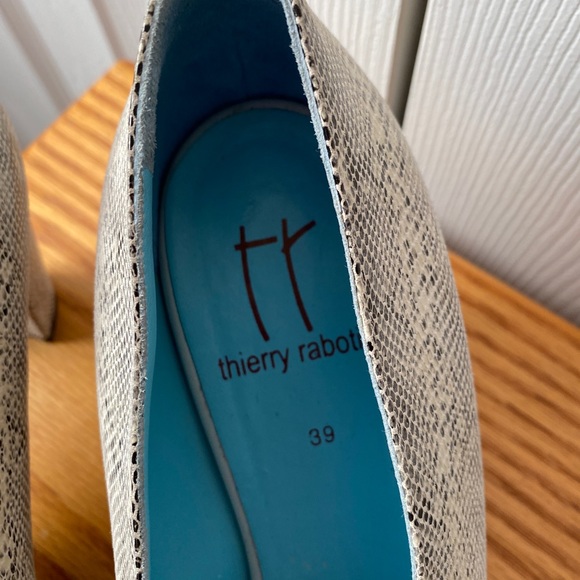 Thierry Rabotin Snake Print Block Heel Pumps SZ 39 (8.5 US) - Picture 7 of 9